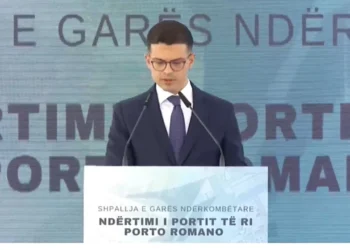 Vengu mban fjalimin e fundit si drejtor i Portit të Durrësit: Na takon të ecim në shtratin e ambicieve të vjetra
