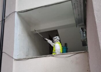 FOTO / Bashkia Tiranë vijon dezinfektimin në hyrje të pallateve
