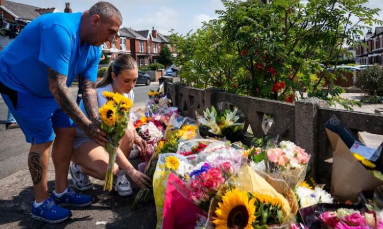 FOTOLAJM/ Qytetarët anglezë mbushin rrugën me lule, nderojnë tre vogëlushet që humbën jetën pas sulmit në Southport