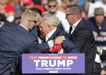 E PLOTË! Nga plagosja në vesh e ish-Presidentit, tek ekzekutimi i atentatorit! Çfarë ndodhi në tubimin e Trump