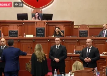 Nokës i hiqet e drejta për të folur në Kuvend, deputeti shkon drejt foltores, ndërhyn garda