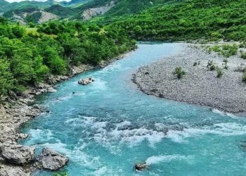 U dëmtua duke u larë në lumin Vjosa, përfundon në spital turisti spanjoll