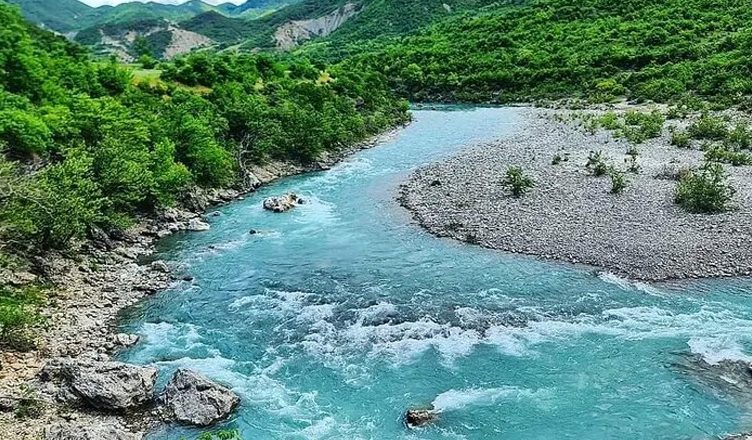 U dëmtua duke u larë në lumin Vjosa, përfundon në spital turisti spanjoll