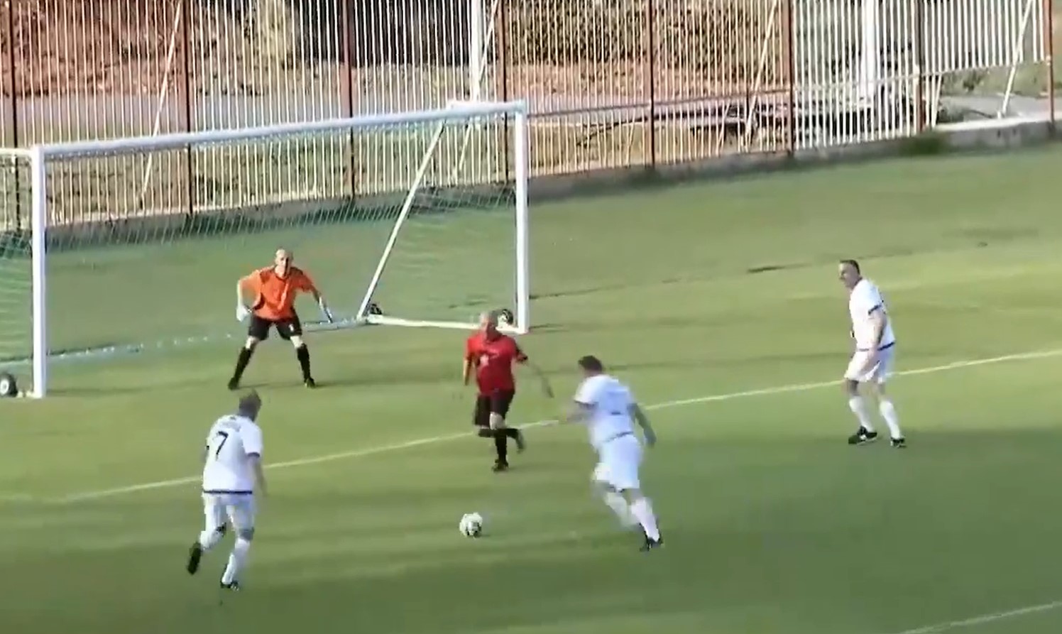 Deputetët e Kosovës tregojnë talentin në futboll, mposhtin 5-0 kolegët shqiptarë (VIDEO)