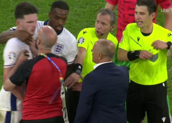 “Qepe gojën o tullac m…”, çfarë nuk u pa nga sherri mes trajnerit të Sllovakisë dhe Declan Rice