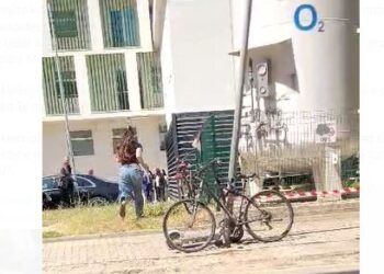 VIDEO / Tentuan t’i afrohen Ramës te QSUT, shoqërohen në polici disa të rinj