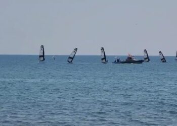 Mbërrijnë varkat me vela në brigjet e Durrësit, për herë të parë zhvillohet gara nën monitorimin e Ministrisë së Mbrojtjes italiane