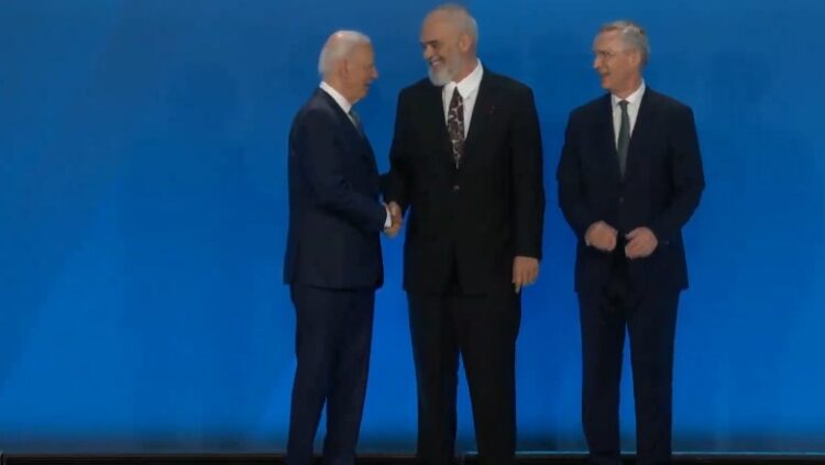 Rama i buzëqeshur pranë Biden dhe Stoltenberg, fotoja familjare nga samiti i NATO-s në Washington