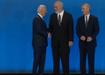 Rama i buzëqeshur pranë Biden dhe Stoltenberg, fotoja familjare nga samiti i NATO-s në Washington