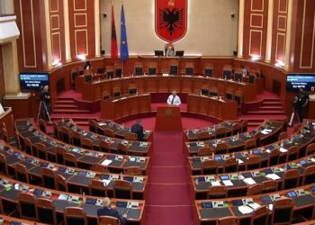 Kuvendi mbyllet pas mesnate\ Deputetët e lënë bosh sallën, teksa Nikolla ‘shkrihet’ së qeshuri me Sulën