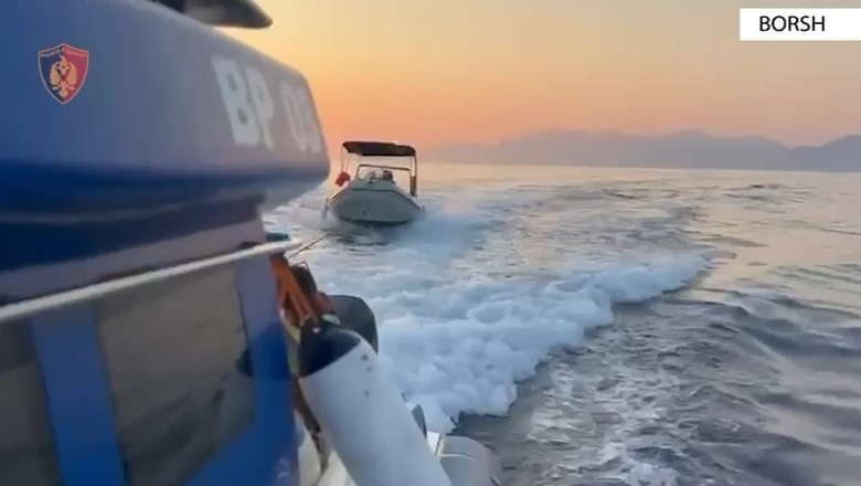 Gomonia pëson defekt në det, Policia i vjen në ndihmë familjes nga Tirana që po pushonte në Borsh (VIDEO)