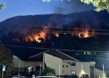 Vatrat e zjarrit në Shëngjin vijojnë të jenë aktive, por me intensitet më të ulët