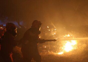 Zjarri në Shëngjin, Ministria e Mbrojtjes: Situata ka njohur përmirësim në orët e mbrëmjes, është shmangur rreziku