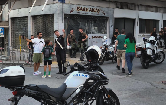 Armë, gëzhoja dhe të plagosur/ Tre persona të plagosur dhe 70 të shoqëruar, çfarë ndodhi me tifozët para stadiumit të stadiumit të Panathinaikos në Greqi (FOTO)
