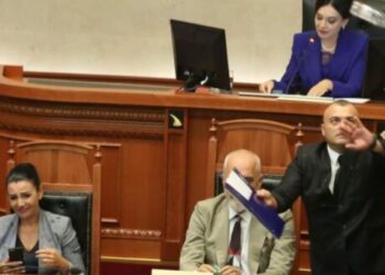 FOTOLAJM/ Opozita hidhte shishe drejt Ramës, Paloka këmbë mbi këmbë mbi tavolinë, çfarë nuk u pa gjatë seancës së sotme në Kuvend