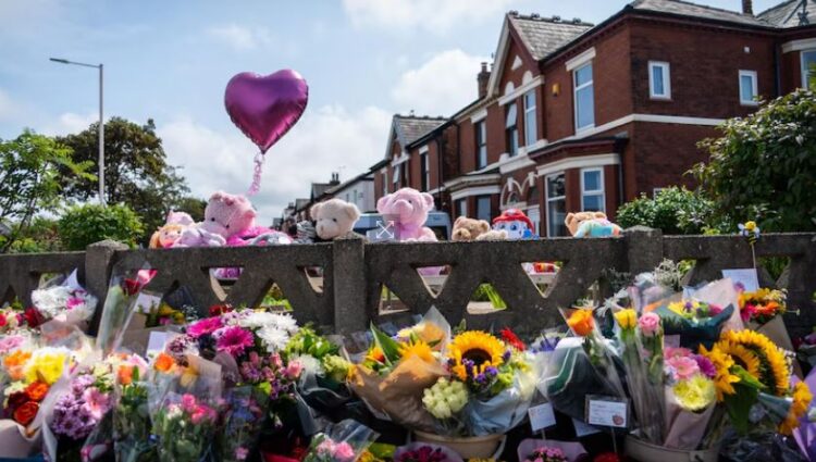 FOTOLAJM/ Qytetarët anglezë mbushin rrugën me lule, nderojnë tre vogëlushet që humbën jetën pas sulmit në Southport