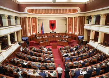 Kuvendi në seancë e jashtëzakonshme të hënën, votohet kryeparlamentarja dhe ministrat e rinj