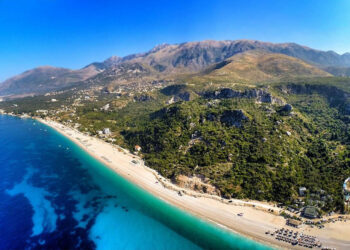 “Daily Mail” shkruan për rivierën shqiptare: Destinacion me plazhe të bruzta dhe ushqim të shijshëm