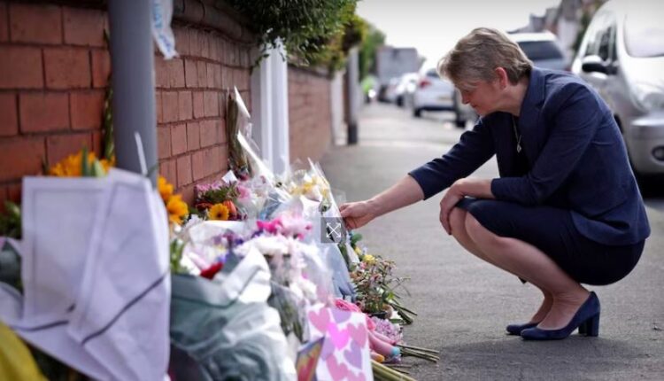 FOTOLAJM/ Qytetarët anglezë mbushin rrugën me lule, nderojnë tre vogëlushet që humbën jetën pas sulmit në Southport