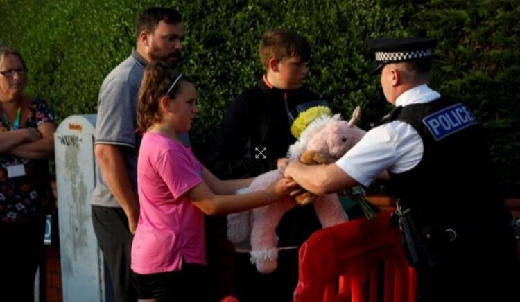 FOTOLAJM/ Qytetarët anglezë mbushin rrugën me lule, nderojnë tre vogëlushet që humbën jetën pas sulmit në Southport