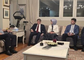 FOTO / Berisha dhe Meta presin “arkitektin” e neo-otomanizmit, Ahmet Davutoglu
