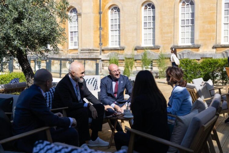 Shumë buzëqeshje! Samiti në Oksford përmes fotove