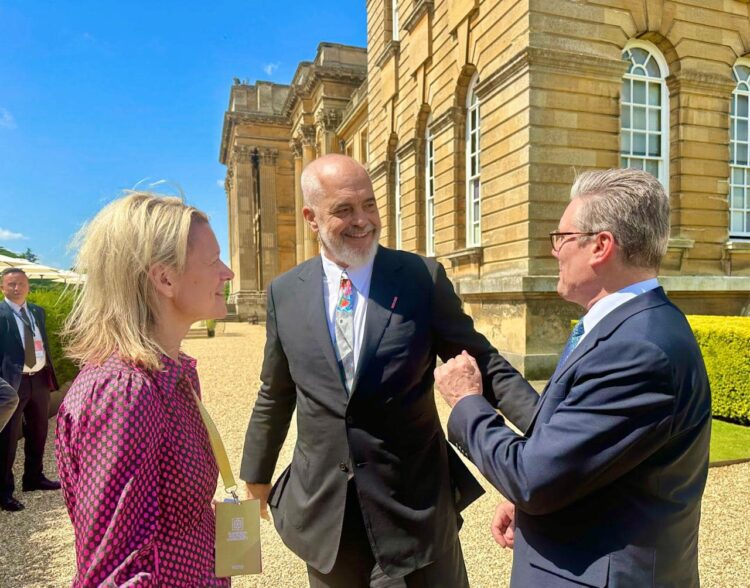 Shumë buzëqeshje! Samiti në Oksford përmes fotove