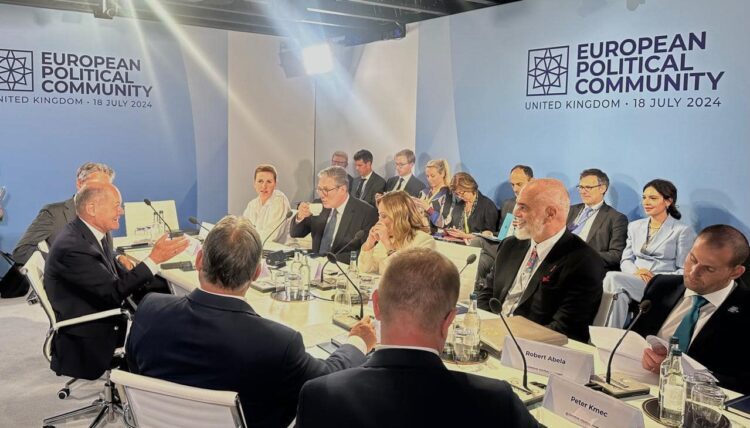 Shumë buzëqeshje! Samiti në Oksford përmes fotove