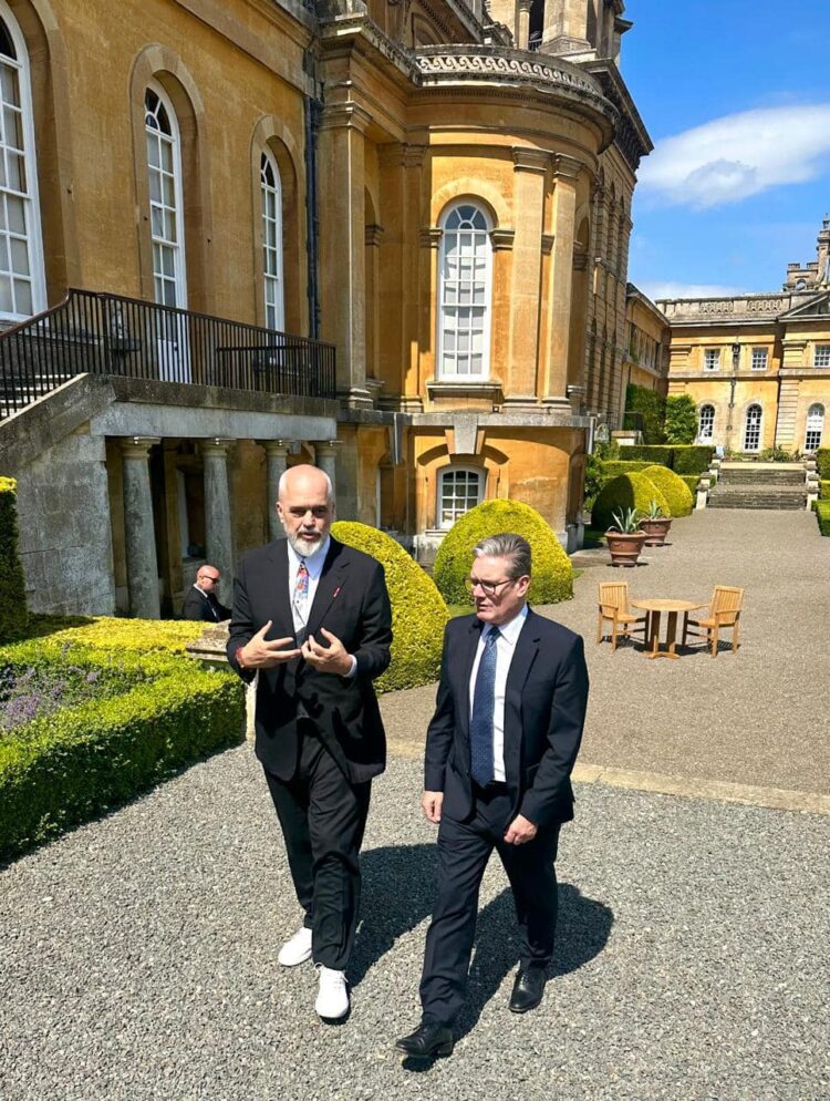 Shumë buzëqeshje! Samiti në Oksford përmes fotove