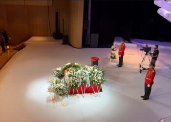 VIDEO / Shqipëria dhe Kosova në zi për Kadarenë! Nisin homazhet në TKOB për ‘Gjeneralin’ e letërsisë shqipe