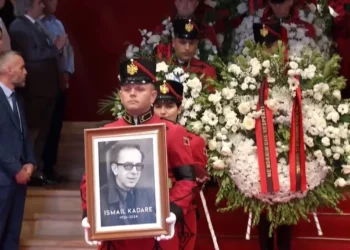 Përcillet Ismail Kadare! Ceremonia në Tufinë private, vetëm me familjarët