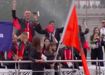 VIDEO/ Ceremonia e veçantë e hapjes së Lojërave Olimpike, momenti kur delegacioni shqiptar “parakalon” mbi varkë