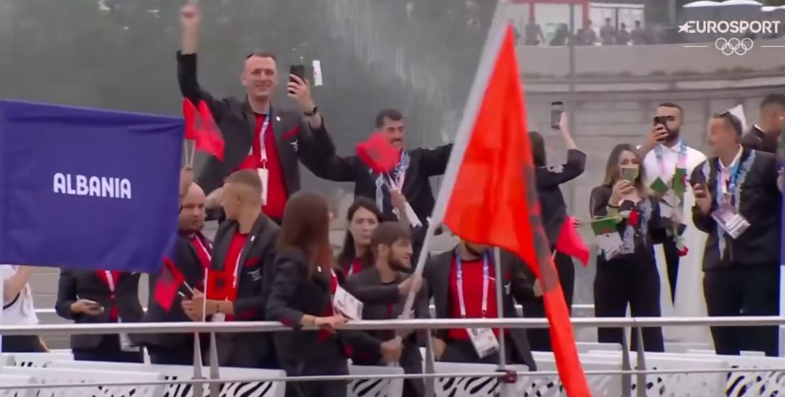VIDEO/ Ceremonia e veçantë e hapjes së Lojërave Olimpike, momenti kur delegacioni shqiptar “parakalon” mbi varkë