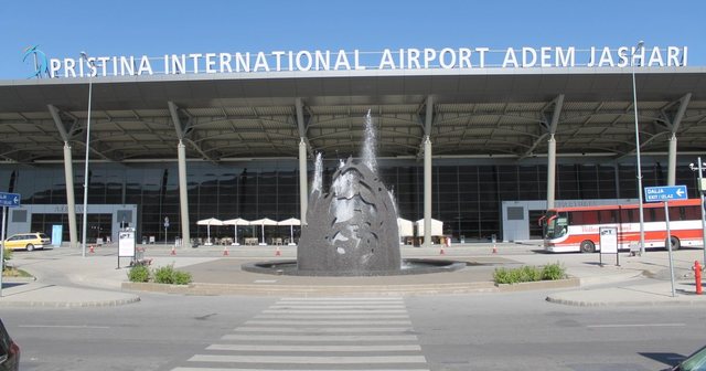 Liberalizimi i vizave në Kosovë, qytetarët “dynden” në Aeroport