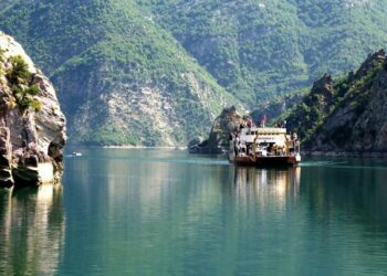 Pushimet kthehen në tragjedi! U fut për tu larë në liqenin e Komanit, humb jetën 39-vjeçarja