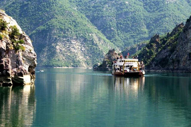 Pushimet kthehen në tragjedi! U fut për tu larë në liqenin e Komanit, humb jetën 39-vjeçarja