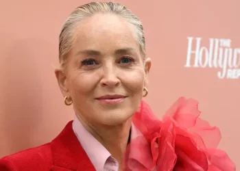 “Mbeta me zero lekë!”, Sharon Stone zbulon se si humbi 18 milionë dollarë për shkak të goditjes në tru