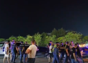 VIDEO / Sherr masiv në Vlorë mes policisë dhe qytetarëve, nxirren armët