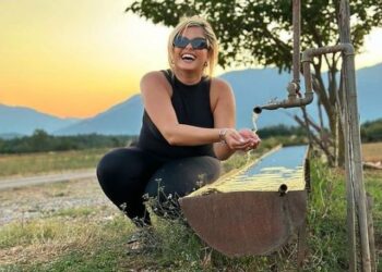 Bebe Rexha pas 12 vitesh në vendlindjen e të atit: Kujtova rëndësinë e lidhjeve familjare