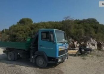 Zunë vijën bregdetare në Ksamil, shpallen në kërkim çifti i bashkëshortëve, sekuestrohen qindra çadra e shezlongë