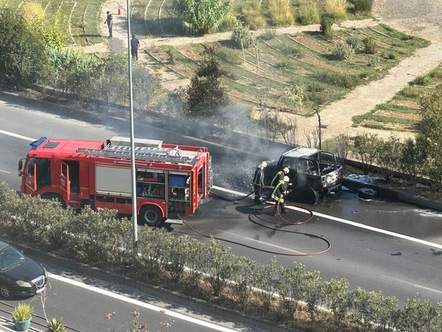 FOTOLAJM/ Përfshihet nga flakët në ecje, shkrumbohet makina afër Kopshtit Botanik