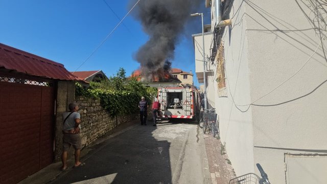 Zjarri shkrumbon një shtëpi në Shkodër, dyshimet