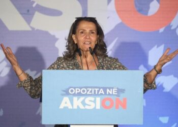 “Popull prostitutë, që rri i ndrojtur…”. Kush është mësuesja që çeli protestën e Berishës dhe Metës