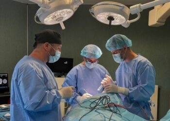 Operacioni i rrallë në Spitalin e Traumës/ Mjekët heqin një trup të huaj brenda trurit