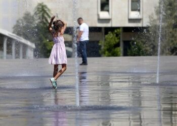 Si të mbrohemi nga temperaturat e larta, këshillat e mjekëve: Shmangni kafeinën dhe…