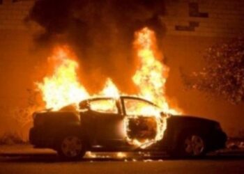 Përfshihet nga flakët makina në autostradën Thumanë-Kashar, shpëton mrekullisht shoferi