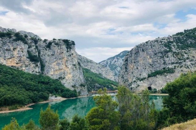 Botanistët vënë në dukje pasurinë e zonës me bimësinë e rrallë të Matit