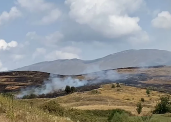 Banorët dhe zjarrfikësit në “luftë” me flakët, vatër aktive zjarri në Blacë dhe Podgorie