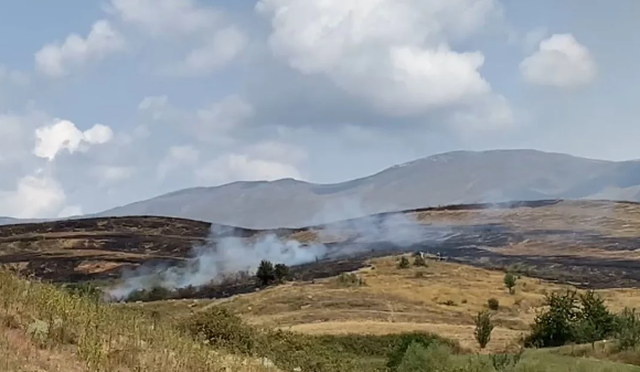 Banorët dhe zjarrfikësit në “luftë” me flakët, vatër aktive zjarri në Blacë dhe Podgorie