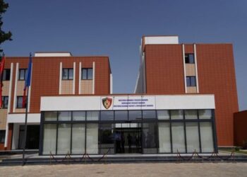 Njërit i vjedhin lekët në shtëpi, tjetrit motorin, policia në kërkim të dy ‘skifterëve’ në Shkodër